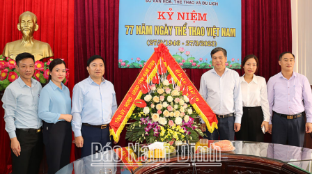 Đồng chí Phó Chủ tịch UBND tỉnh chúc mừng Sở Văn hoá, Thể thao và Du lịch nhân Ngày Thể thao Việt Nam (27-3)